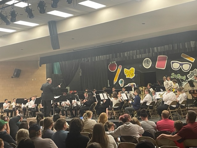 Concertband students performing
